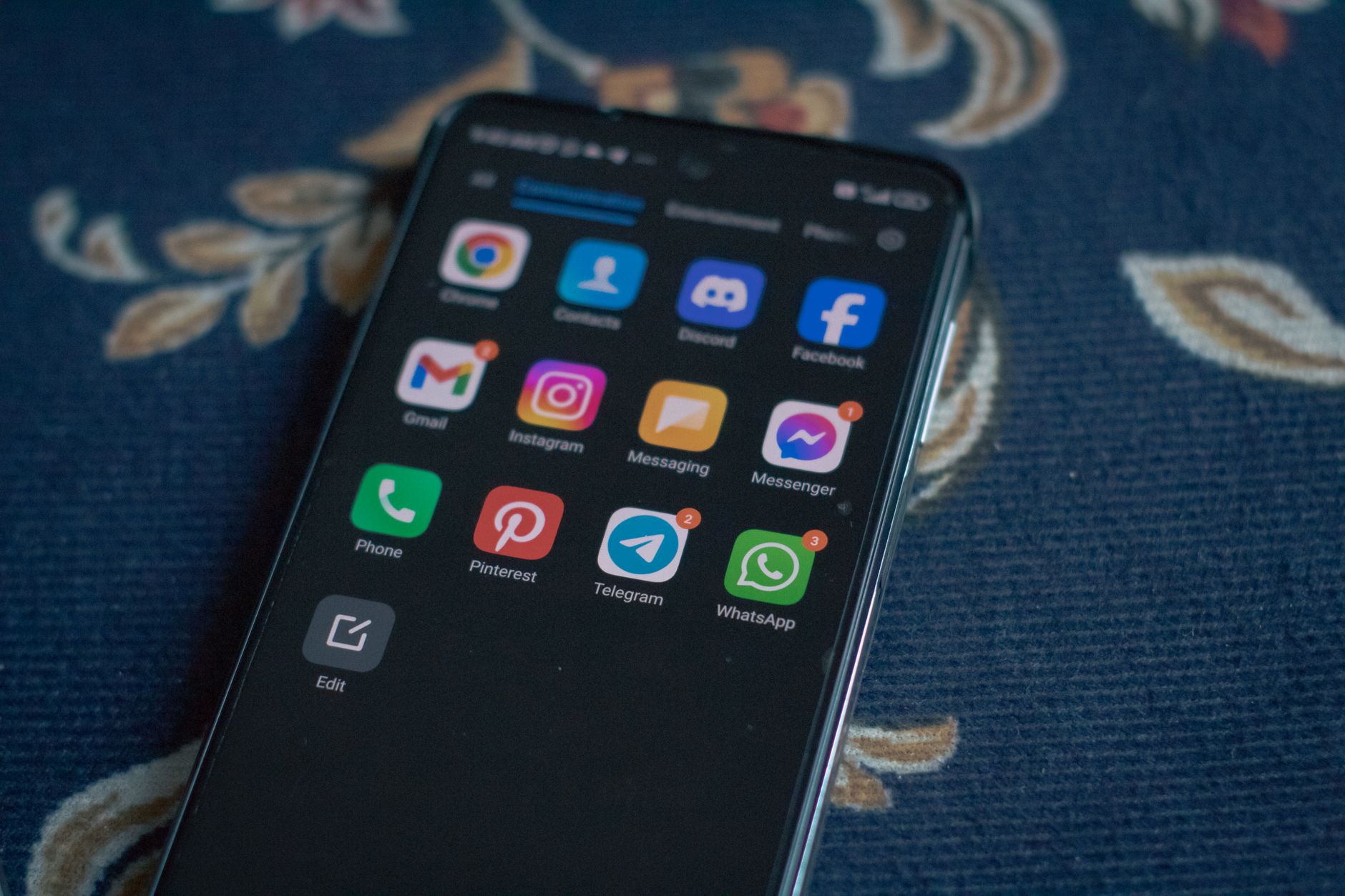 Smartphone screen showing the Discord app logo and a search bar overlay