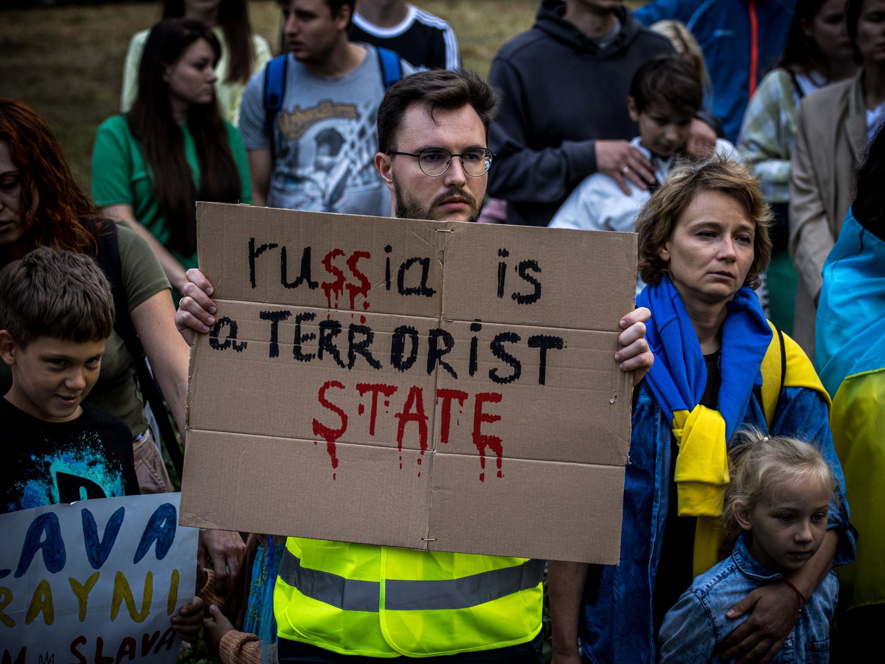 European leader on a phone call beside a map of the Ukraine front line
